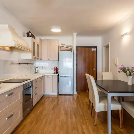 Apartment Velebis Superior - Luxurious One-room With Jacuzzi - Prestigious Location By The Sea In The New Center Of Znjan - Panoramic View Of The Sea And Islands - Free Garage Parking - Buralux