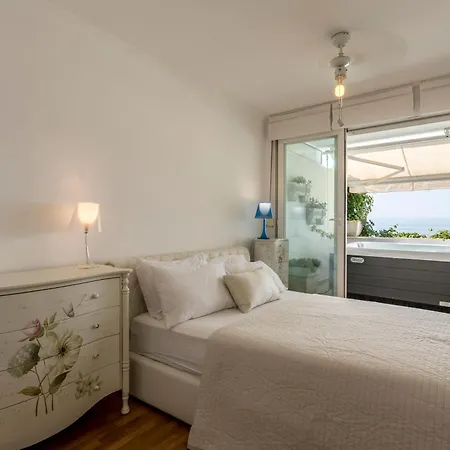 Velebis Superior - Luxurious One-room With Jacuzzi - Prestigious Location By The Sea In The New Center Of Znjan - Panoramic View Of The Sea And Islands - Free Garage Parking - Buralux Apartment Split