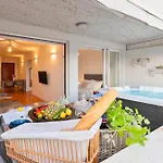 Velebis Superior - Luxurious One-room With Jacuzzi - Prestigious Location By The Sea In The New Center Of Znjan - Panoramic View Of The Sea And Islands - Free Garage Parking Apartment