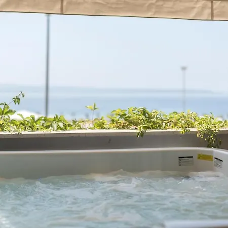 Apartman Velebis Superior - Luxurious One-room With Jacuzzi - Prestigious Location By The Sea In The New Center Of Znjan - Panoramic View Of The Sea And Islands - Free Garage Parking - Buralux Split