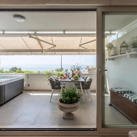 Apartman Velebis Superior - Luxurious One-room With Jacuzzi - Prestigious Location By The Sea In The New Center Of Znjan - Panoramic View Of The Sea And Islands - Free Garage Parking - Buralux Split