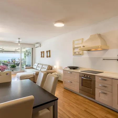 Velebis Superior - Luxurious One-room With Jacuzzi - Prestigious Location By The Sea In The New Center Of Znjan - Panoramic View Of The Sea And Islands - Free Garage Parking - Buralux Apartman *