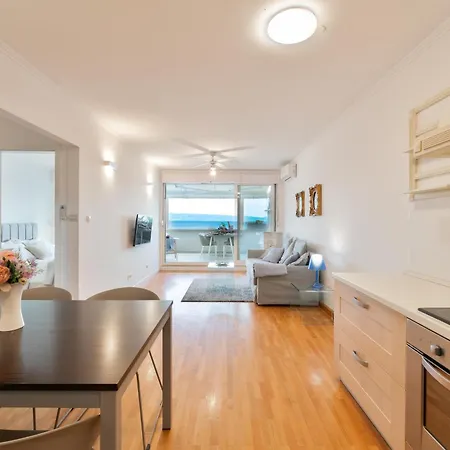 Апартаменти Velebis Superior - Luxurious One-room With Jacuzzi - Prestigious Location By The Sea In The New Center Of Znjan - Panoramic View Of The Sea And Islands - Free Garage Parking