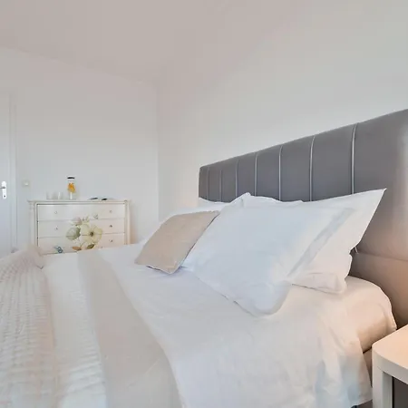 Апартаменти Velebis Superior - Luxurious One-room With Jacuzzi - Prestigious Location By The Sea In The New Center Of Znjan - Panoramic View Of The Sea And Islands - Free Garage Parking