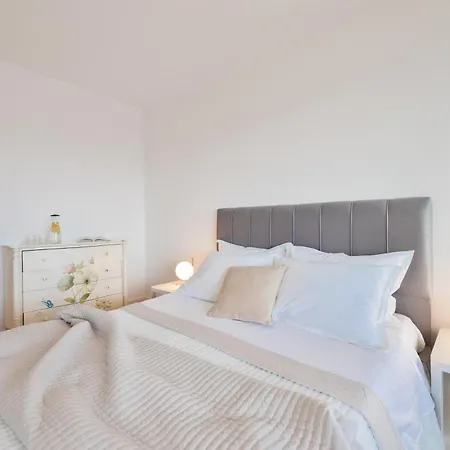 Апартаменти Velebis Superior - Luxurious One-room With Jacuzzi - Prestigious Location By The Sea In The New Center Of Znjan - Panoramic View Of The Sea And Islands - Free Garage Parking *