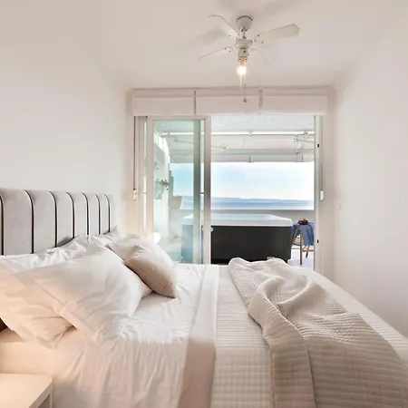 Апартаменти Velebis Superior - Luxurious One-room With Jacuzzi - Prestigious Location By The Sea In The New Center Of Znjan - Panoramic View Of The Sea And Islands - Free Garage Parking *