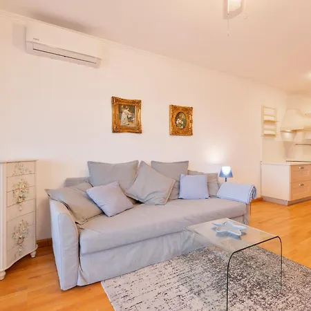 Апартаменти Velebis Superior - Luxurious One-room With Jacuzzi - Prestigious Location By The Sea In The New Center Of Znjan - Panoramic View Of The Sea And Islands - Free Garage Parking *