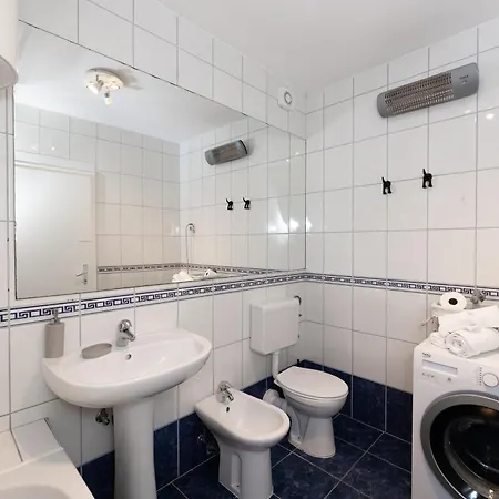 Апартаменти Velebis Superior - Luxurious One-room With Jacuzzi - Prestigious Location By The Sea In The New Center Of Znjan - Panoramic View Of The Sea And Islands - Free Garage Parking