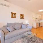 Velebis Superior - Luxurious One-room With Jacuzzi - Prestigious Location By The Sea In The New Center Of Znjan - Panoramic View Of The Sea And Islands - Free Garage Parking شقة