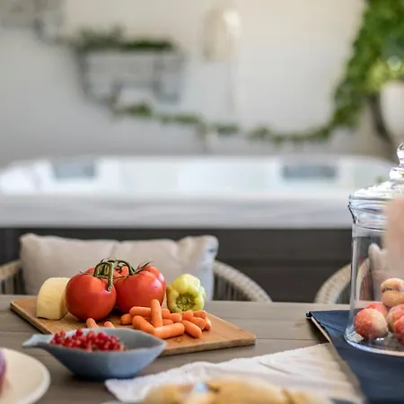 公寓 Velebis Superior - Luxurious One-room With Jacuzzi - Prestigious Location By The Sea In The New Center Of Znjan - Panoramic View Of The Sea And Islands - Free Garage Parking - Buralux