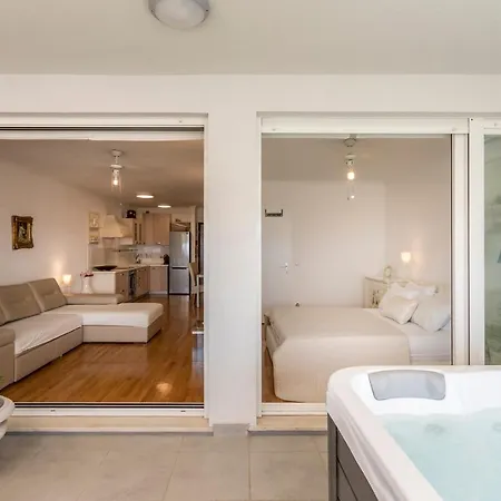 Velebis Superior - Luxurious One-room With Jacuzzi - Prestigious Location By The Sea In The New Center Of Znjan - Panoramic View Of The Sea And Islands - Free Garage Parking - Buralux 斯普利特